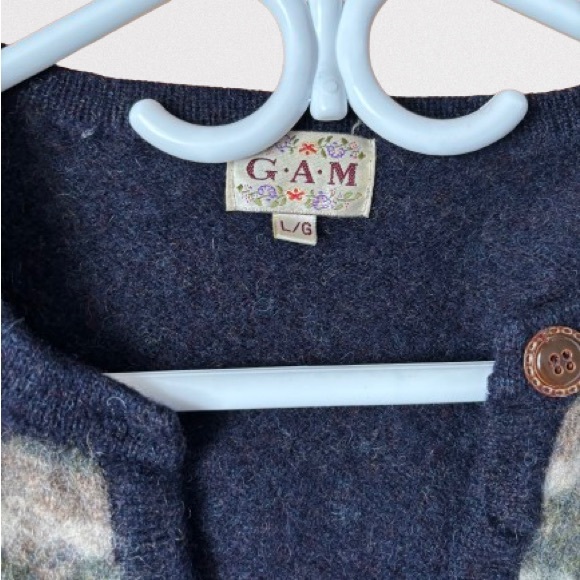 Thrifted vintage navy blue cardigan with embroidered cute farm living scene - Picture 2 of 5